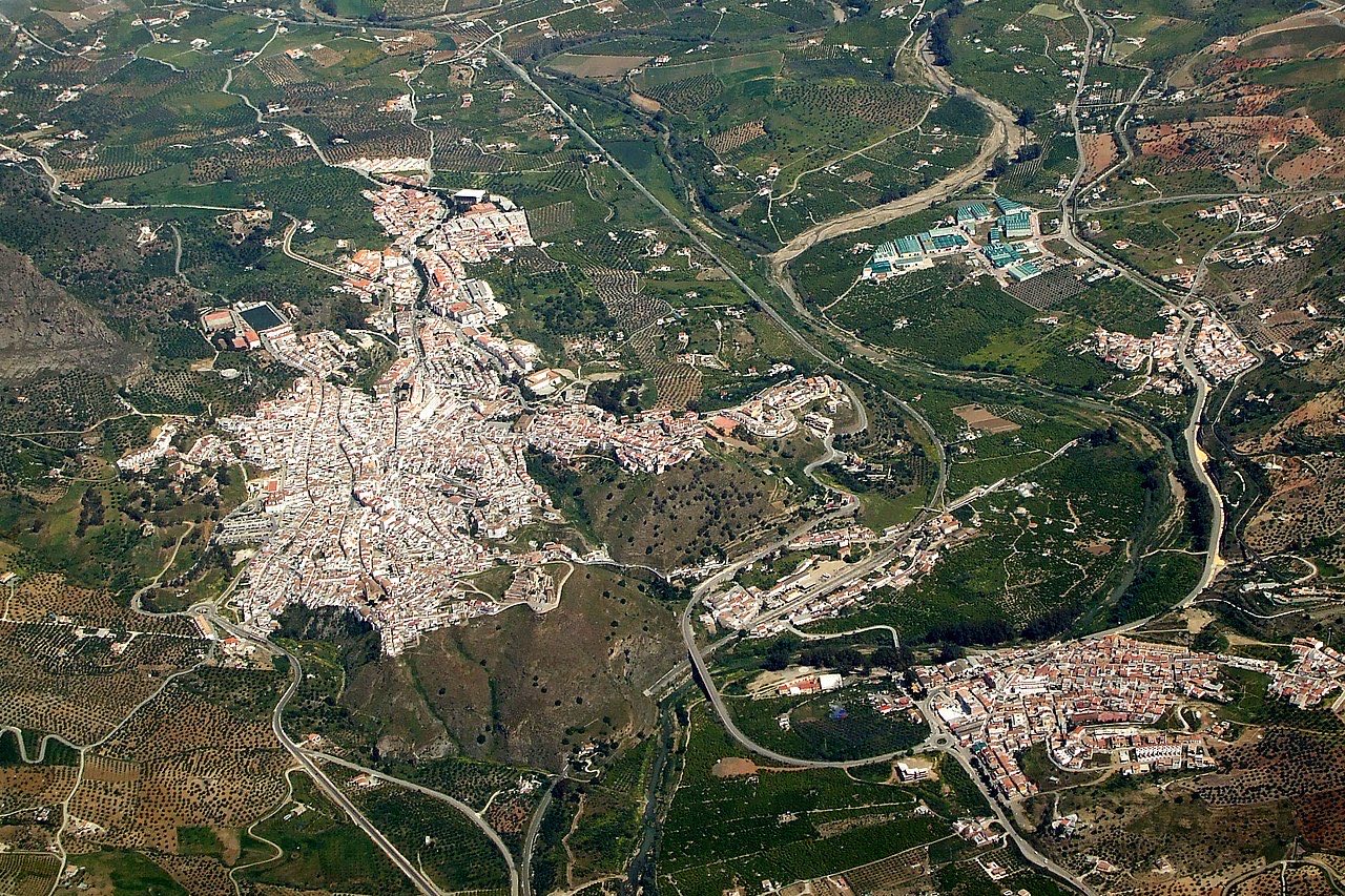 Luchtfoto van Álora ingebed in de Valle del Guadalhorce