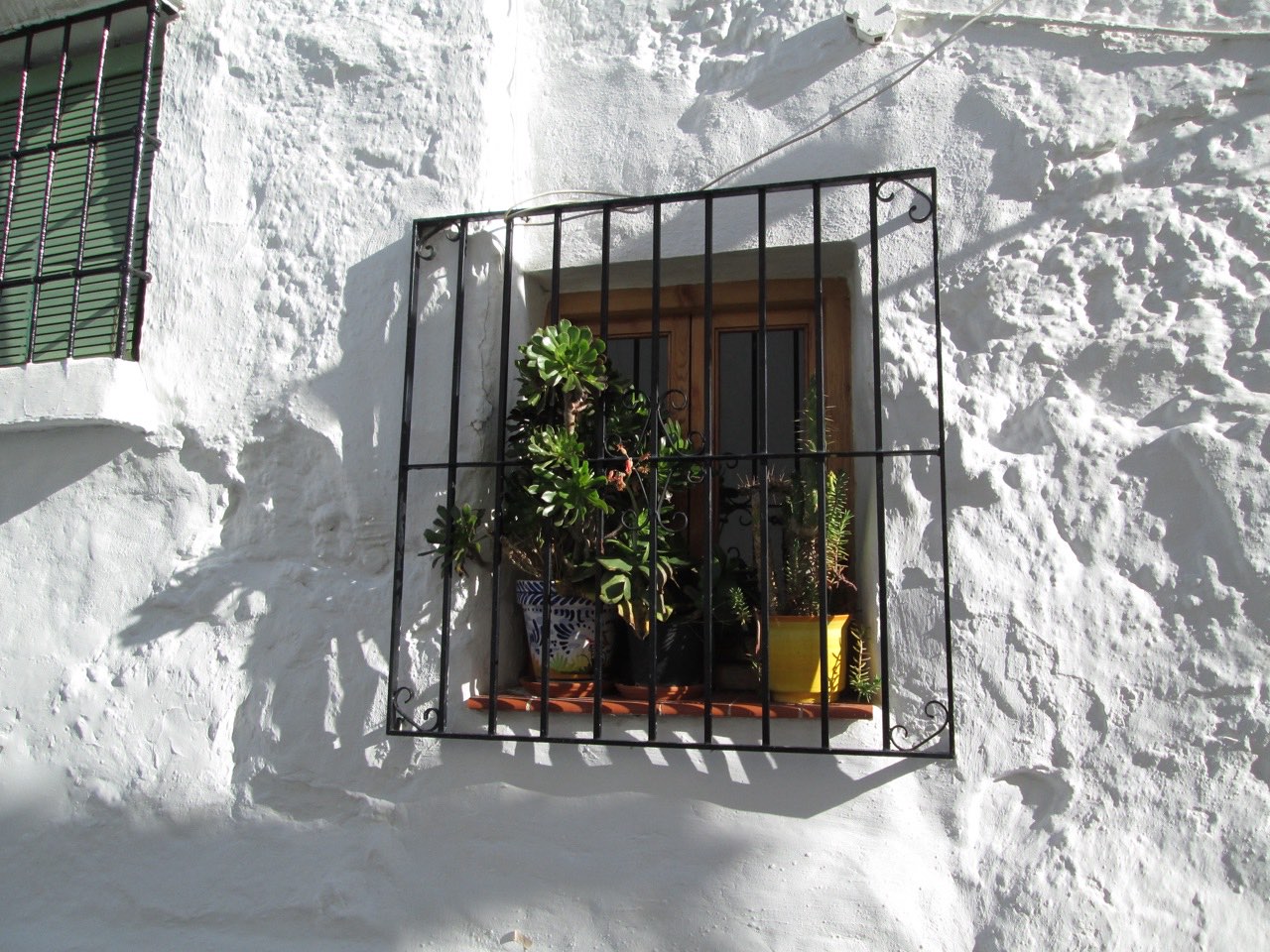 Architectonisch detail van een witgekalkt huis in Álora