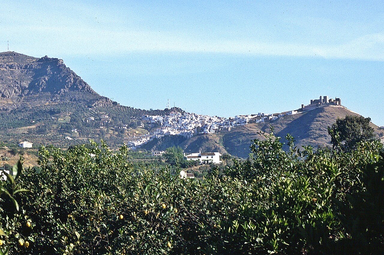 Wit Andalusisch bergdorp Álora met Moors kasteel