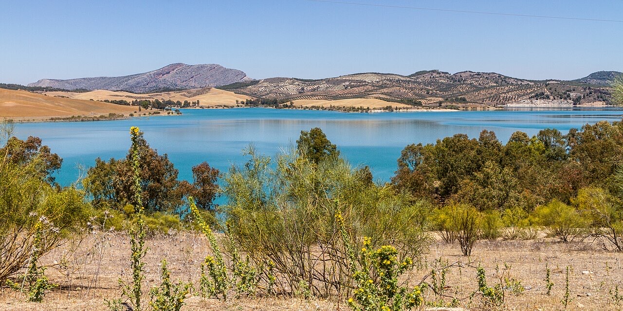 The turquoise Embalse del Conde de Guadalhorce reservoir near El Chorro, perfect for kayaking