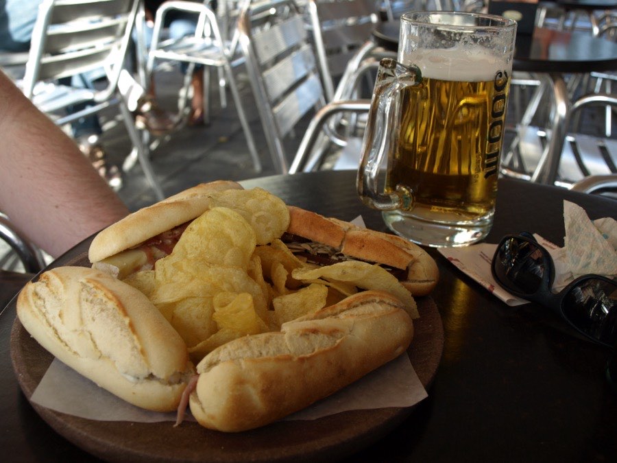 Montaditos, kleine broodjes met beleg op een bar