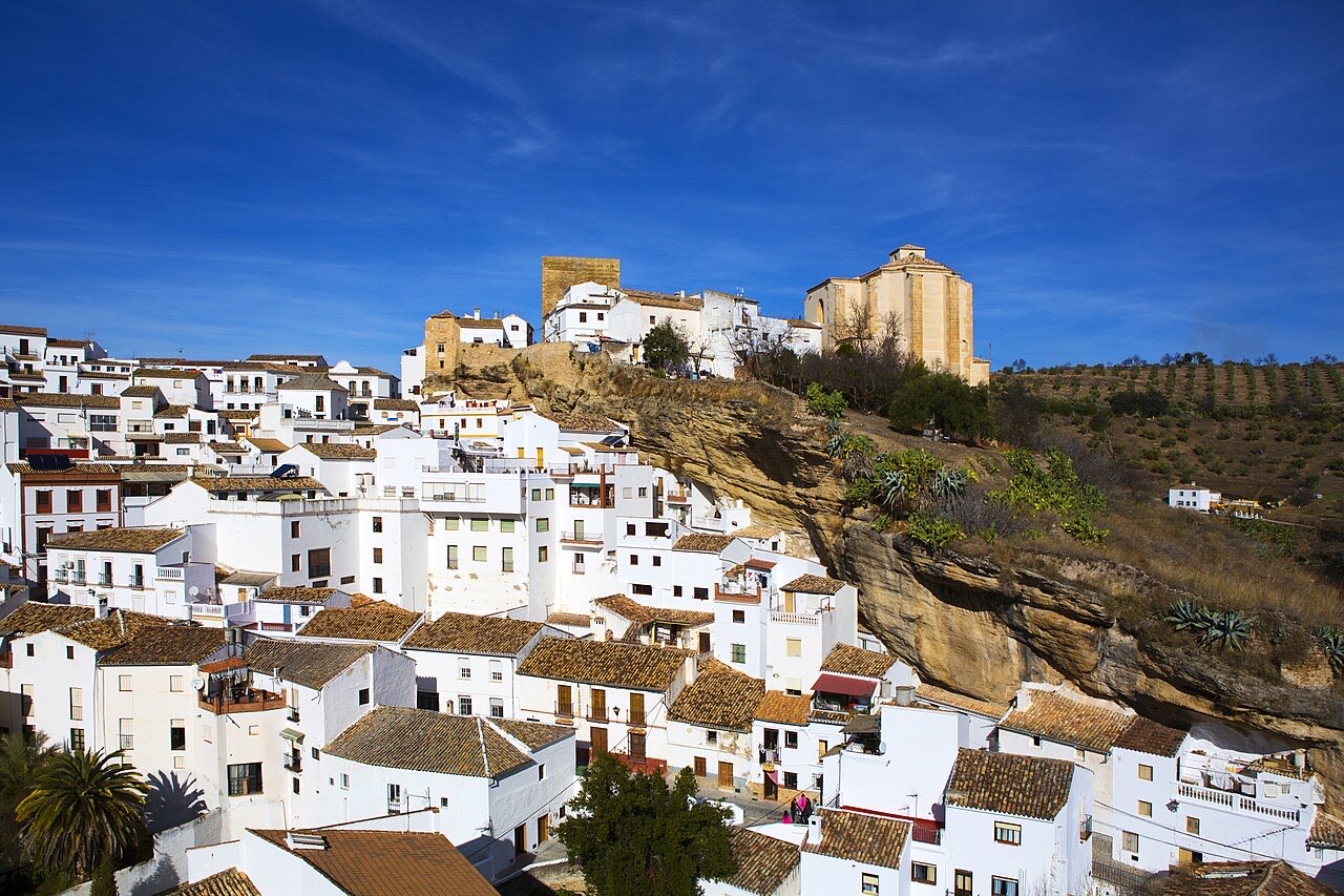 Weiße Häuser von Setenil de las Bodegas unter überhängenden Felsen