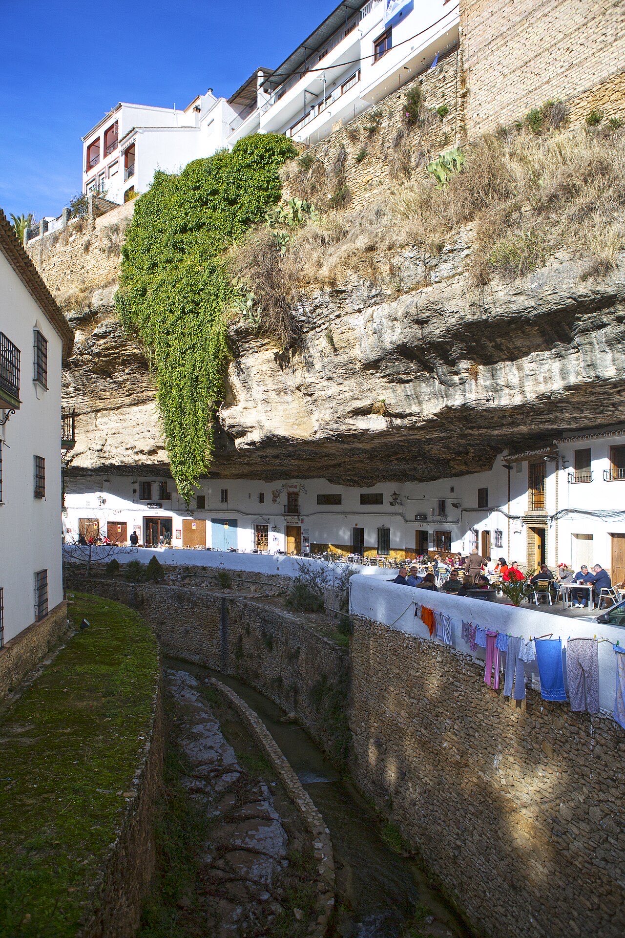 Setenil de las Bodegas: Häuser unter überhängenden Felsen