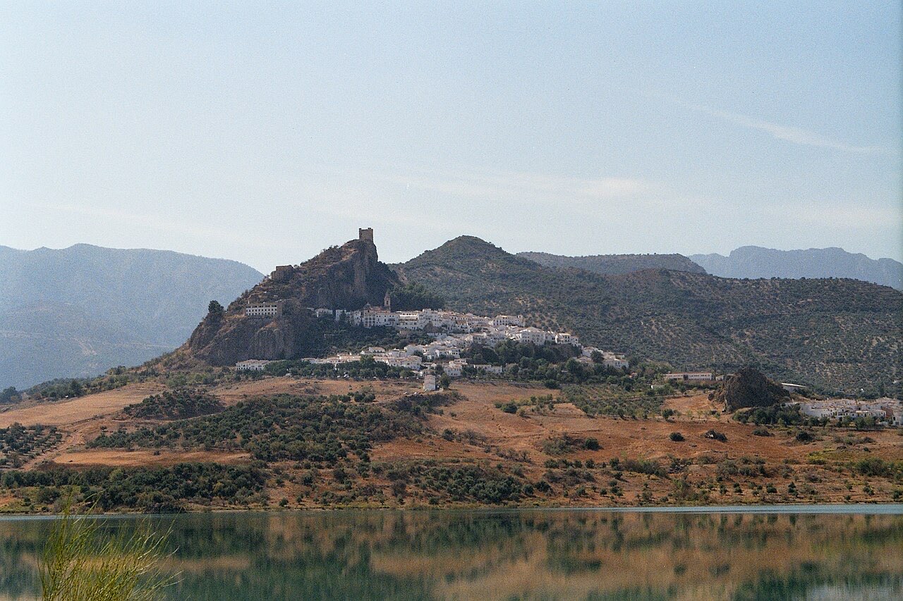 Zahara de la Sierra auf einem Berg mit türkisfarbenem Stausee davor